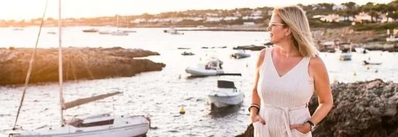Clarice, tu especialista local en Menorca, en el puerto a la hora dorada