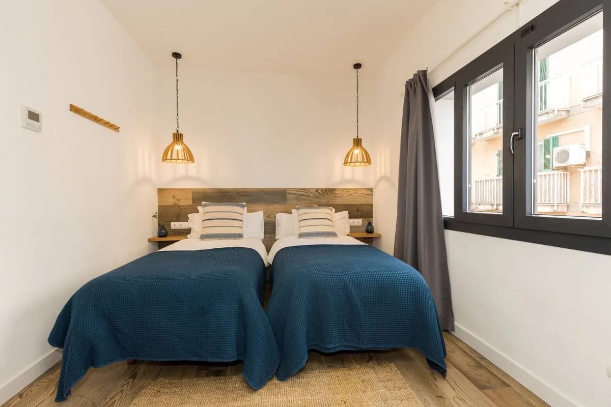 Habitación con dos camas de Pardela Rooms, Es Castell